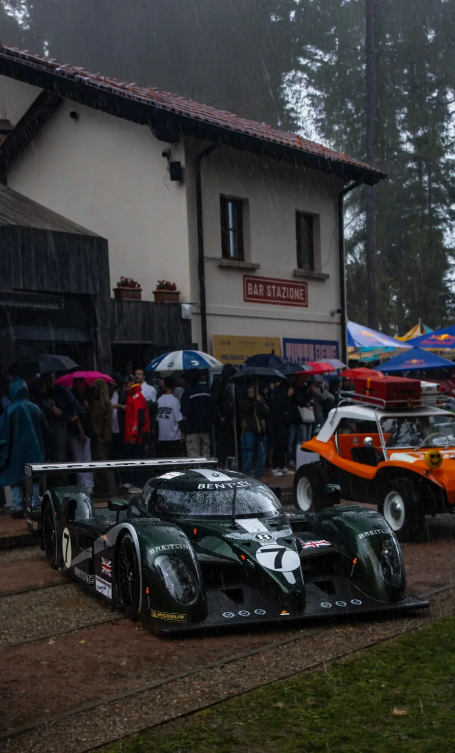 Prototipo Bentley storico in una giornata di pioggia