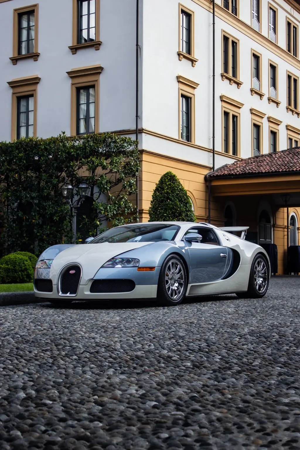 Bugatti Veyron davanti a una villa storica
