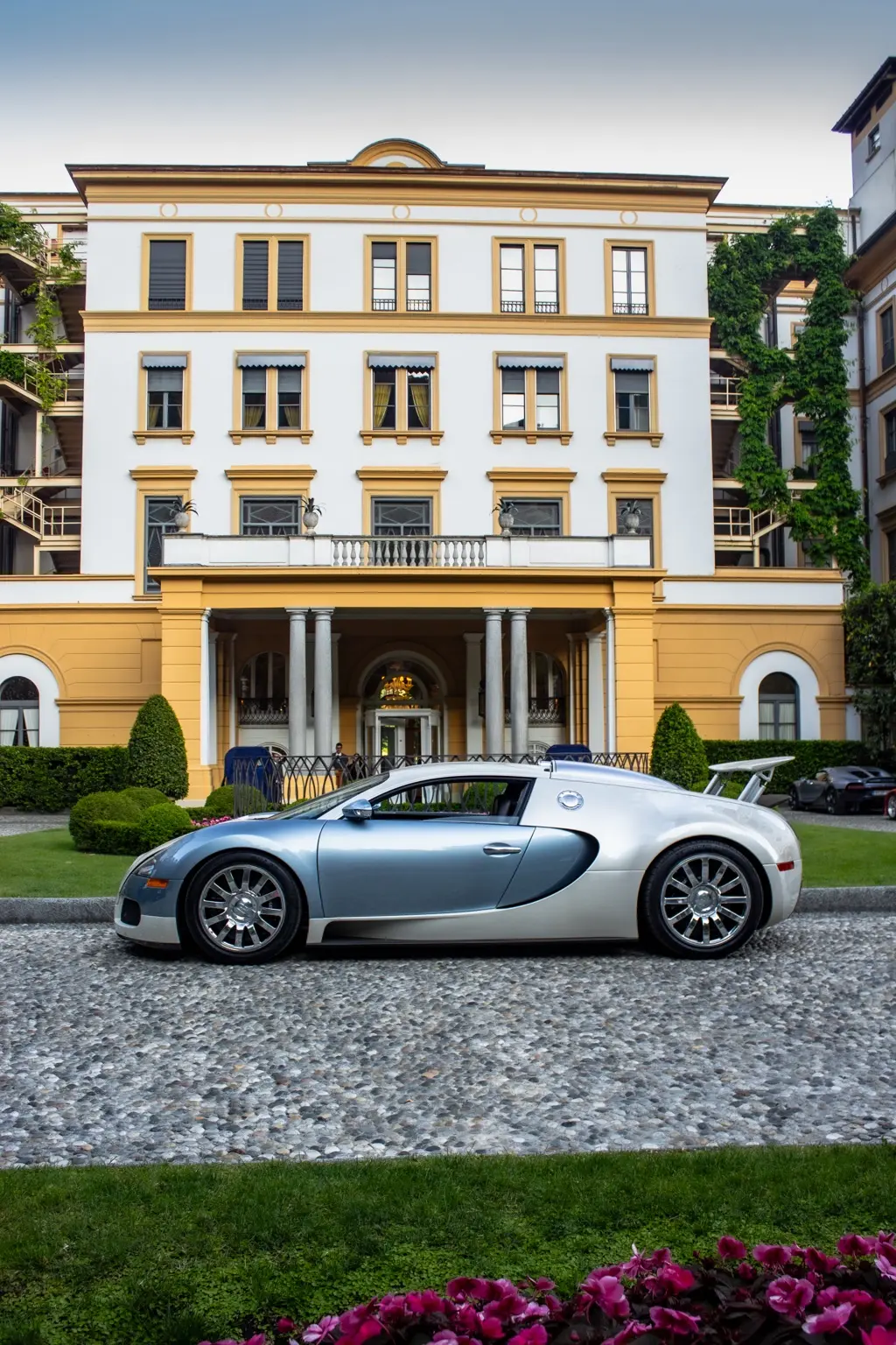Profilo della Bugatti Veyron davanti alla facciata di Villa d’Este
