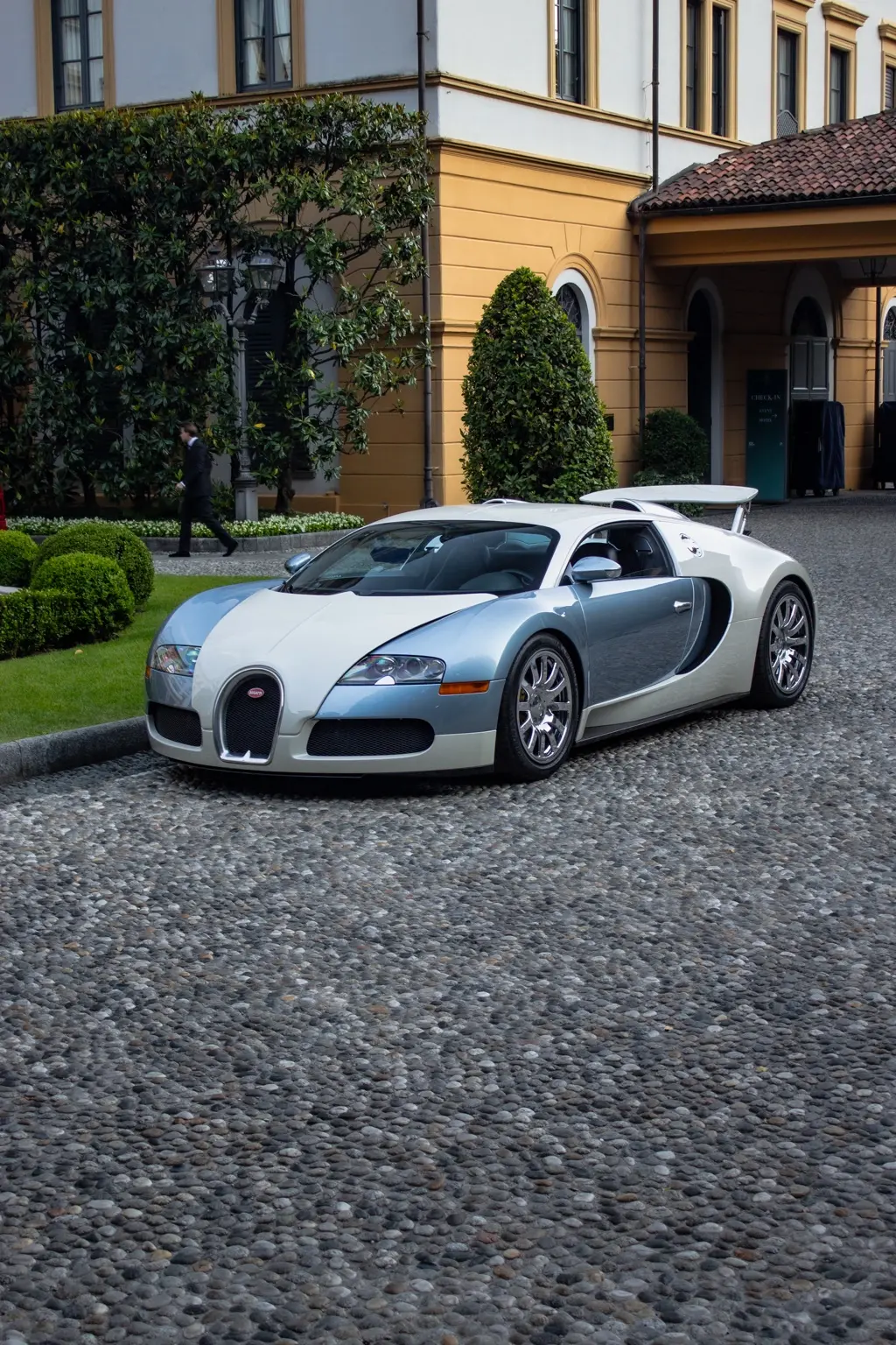 Bugatti Veyron fotografata davanti a Villa d’Este