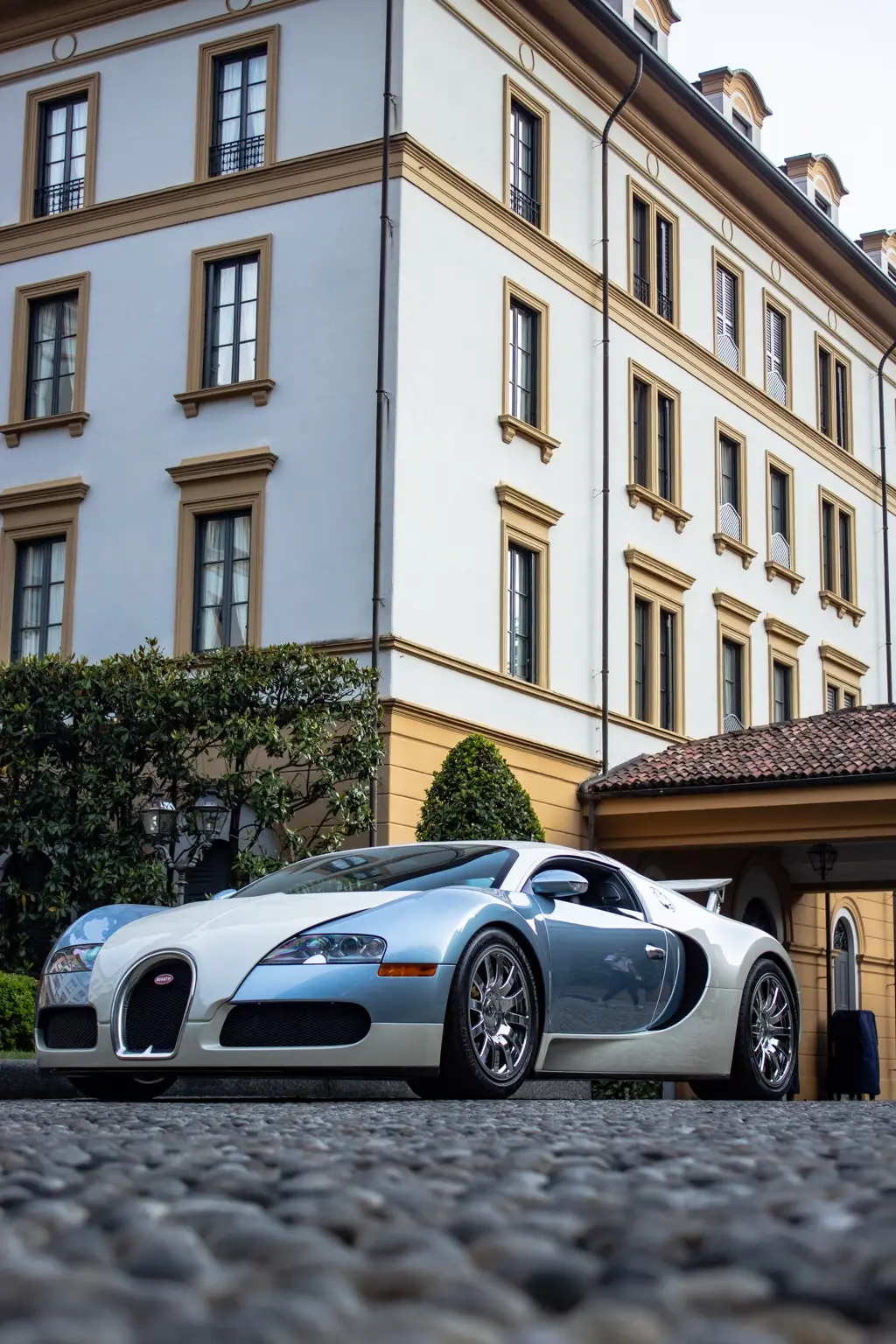 Bugatti Veyron ripresa dal basso con Villa d’Este sullo sfondo