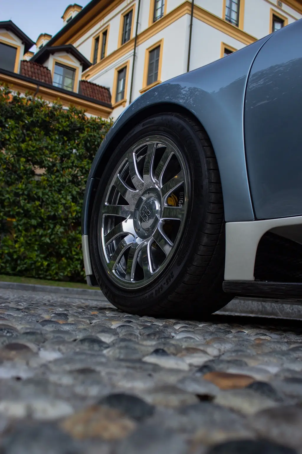 Dettaglio della ruota e dello pneumatico Michelin della Veyron