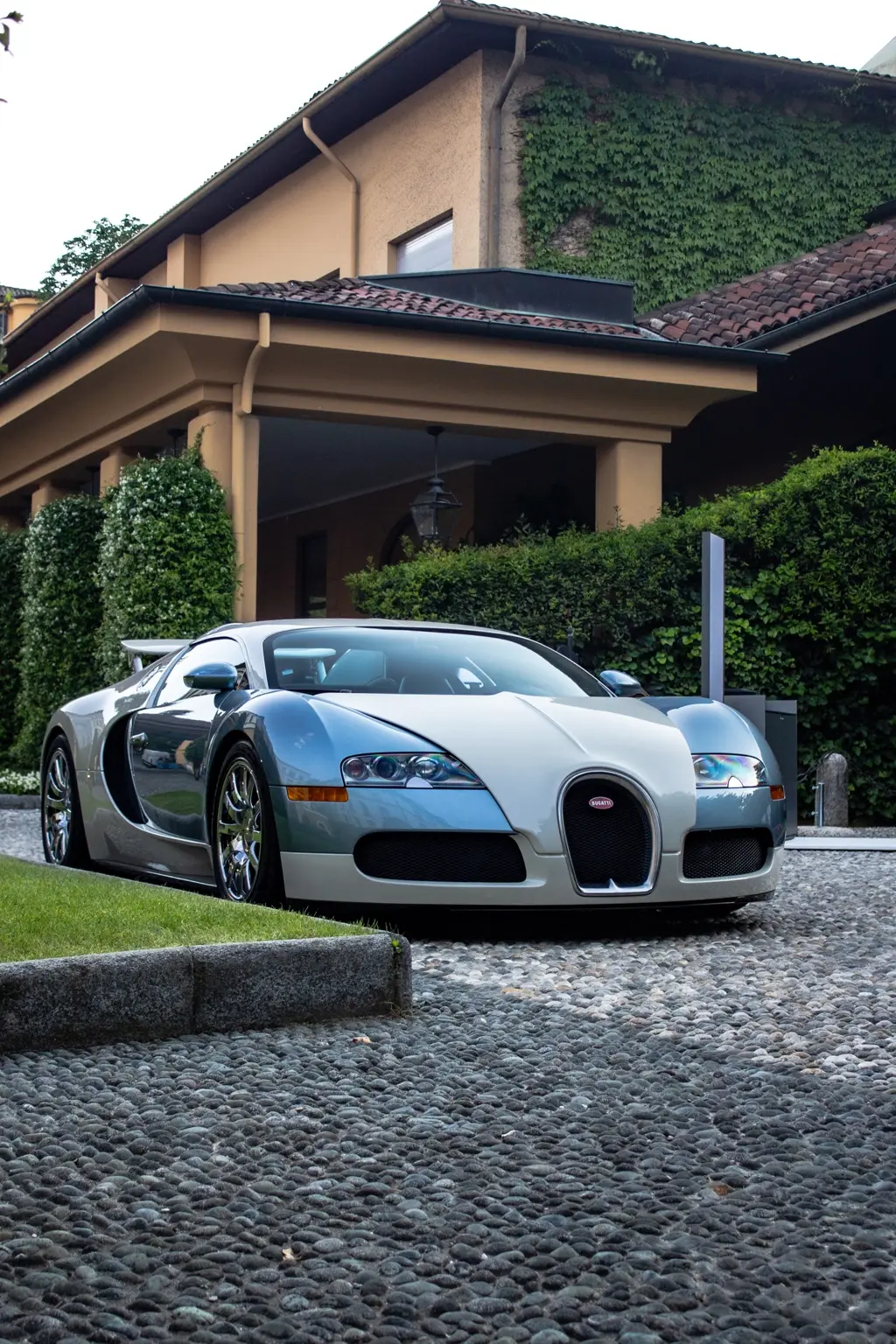 Bugatti Veyron davanti all’ingresso della villa