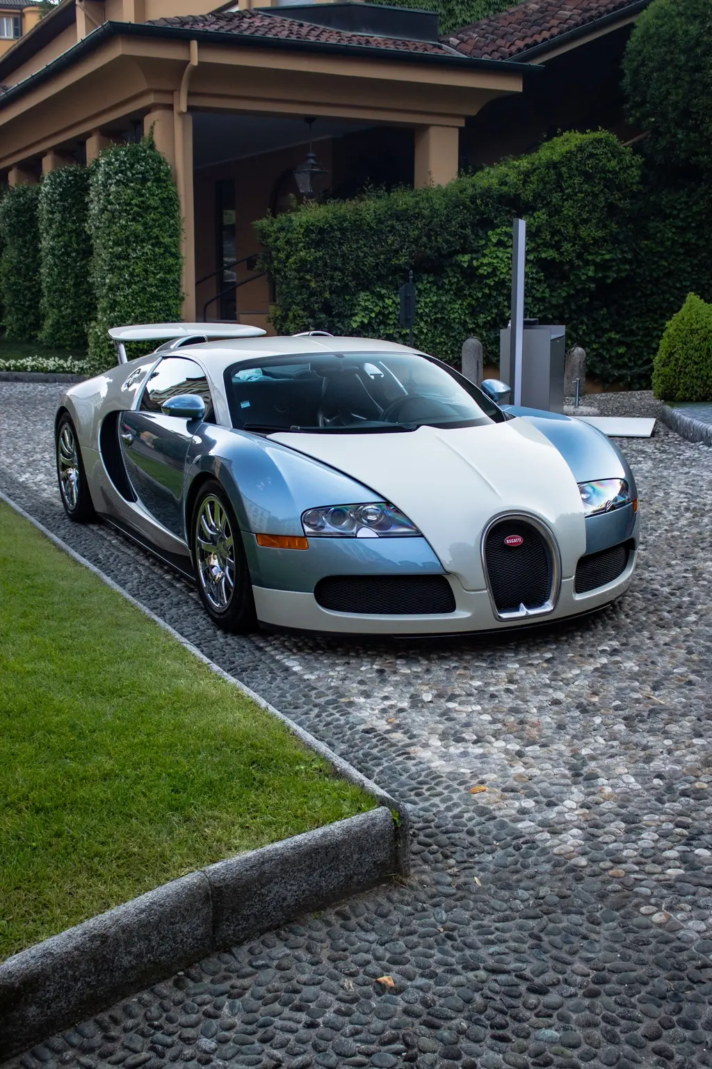 Bugatti Veyron tra il prato e il cortile di Villa d’Este
