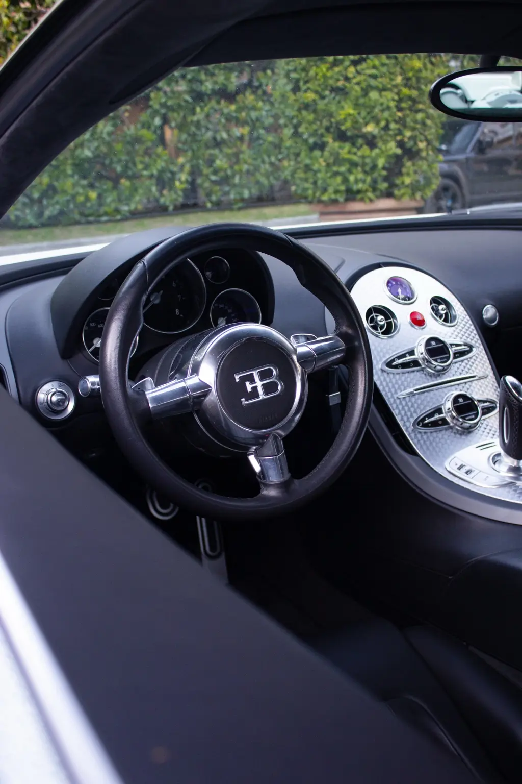 Volante e plancia della Bugatti Veyron