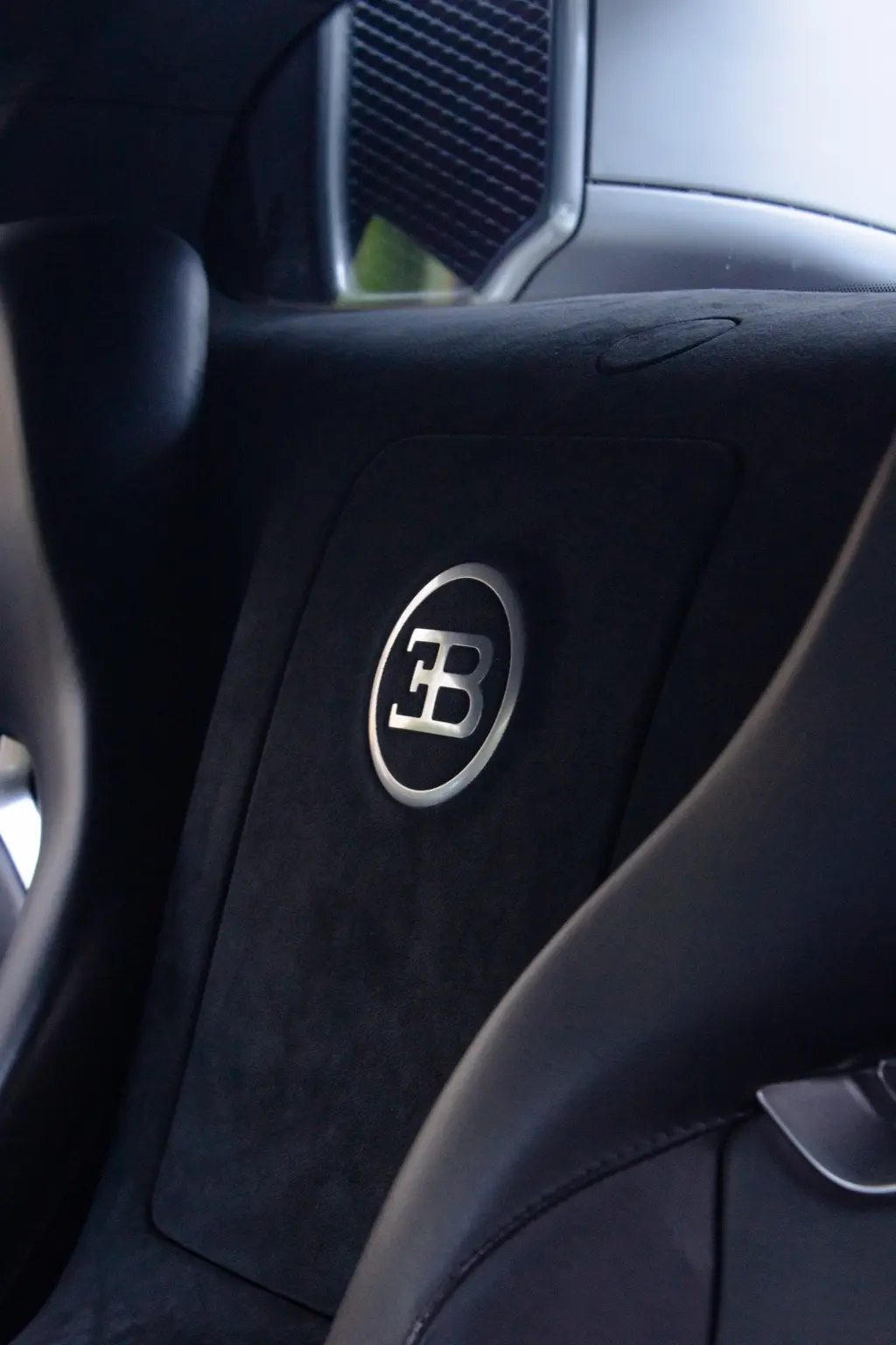 Emblema EB ricamato nell’abitacolo della Veyron