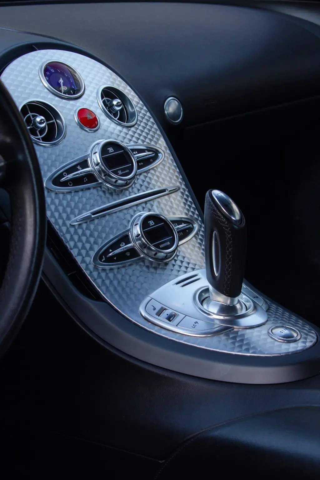 Console centrale lavorata in alluminio della Bugatti Veyron
