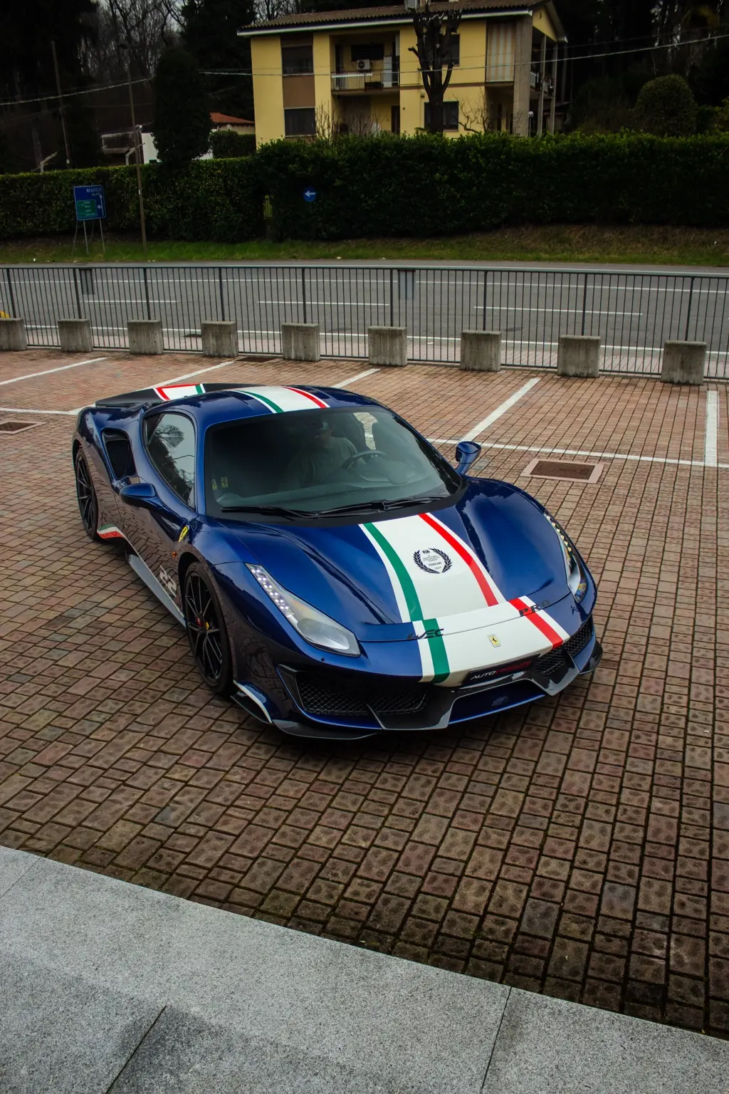 Ferrari 488 Pista Piloti Ferrari davanti ad Autovergiate