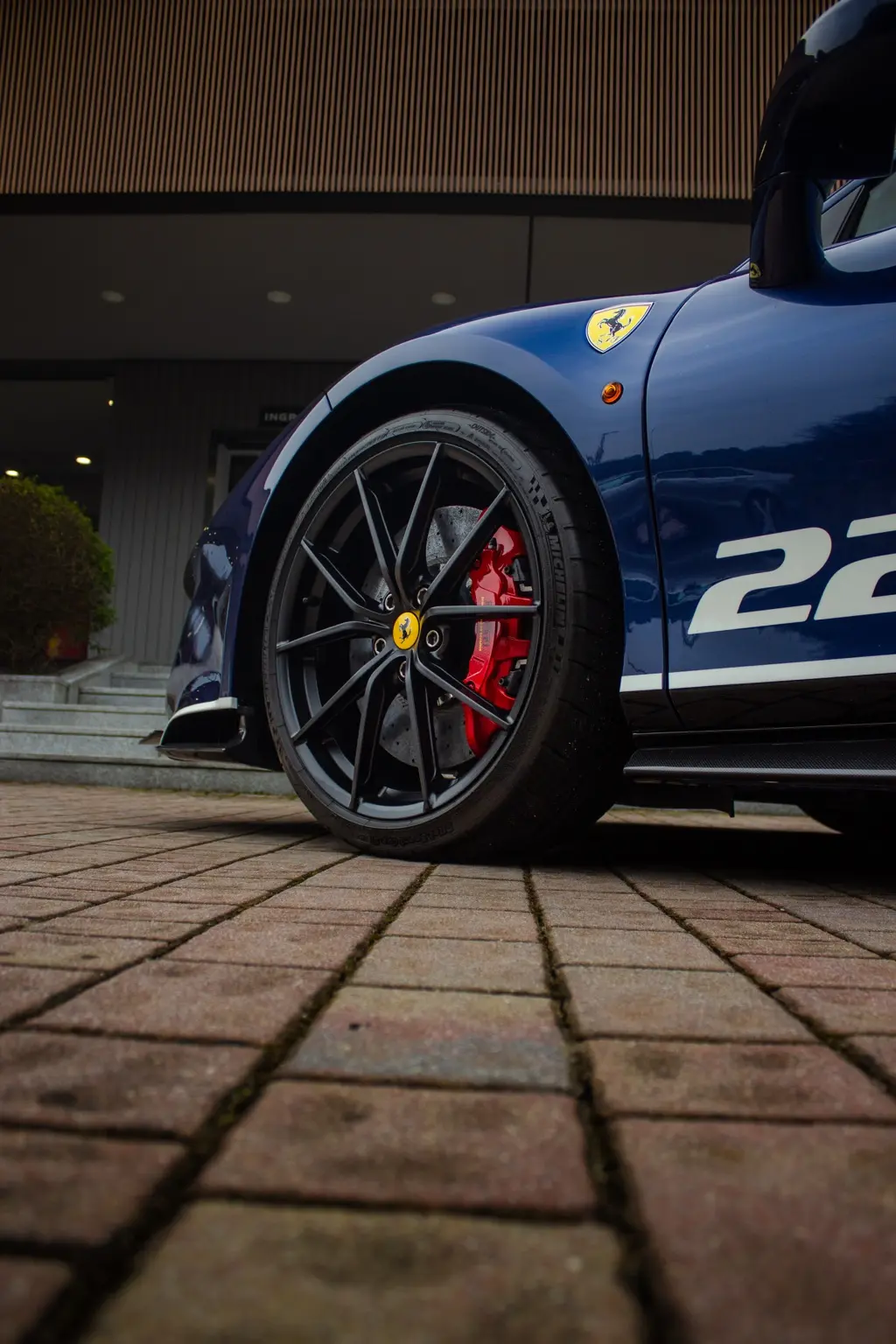 Ruota e numero 22 della Ferrari 488 Pista