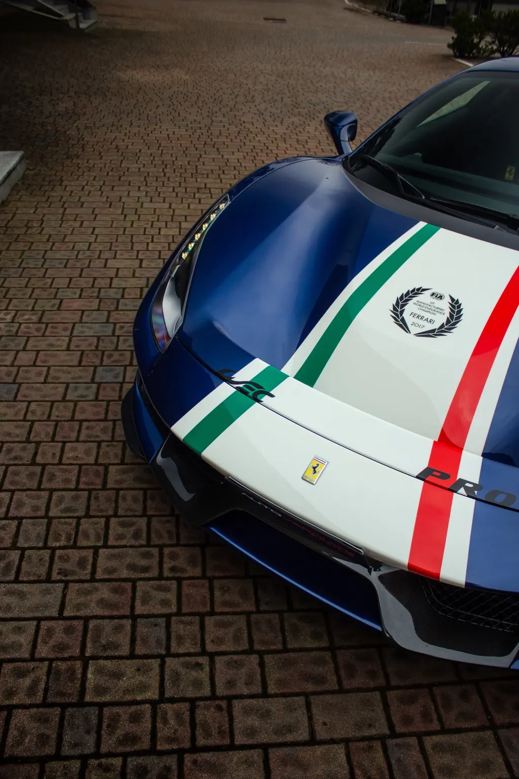 Dettaglio della livrea tricolore sul cofano