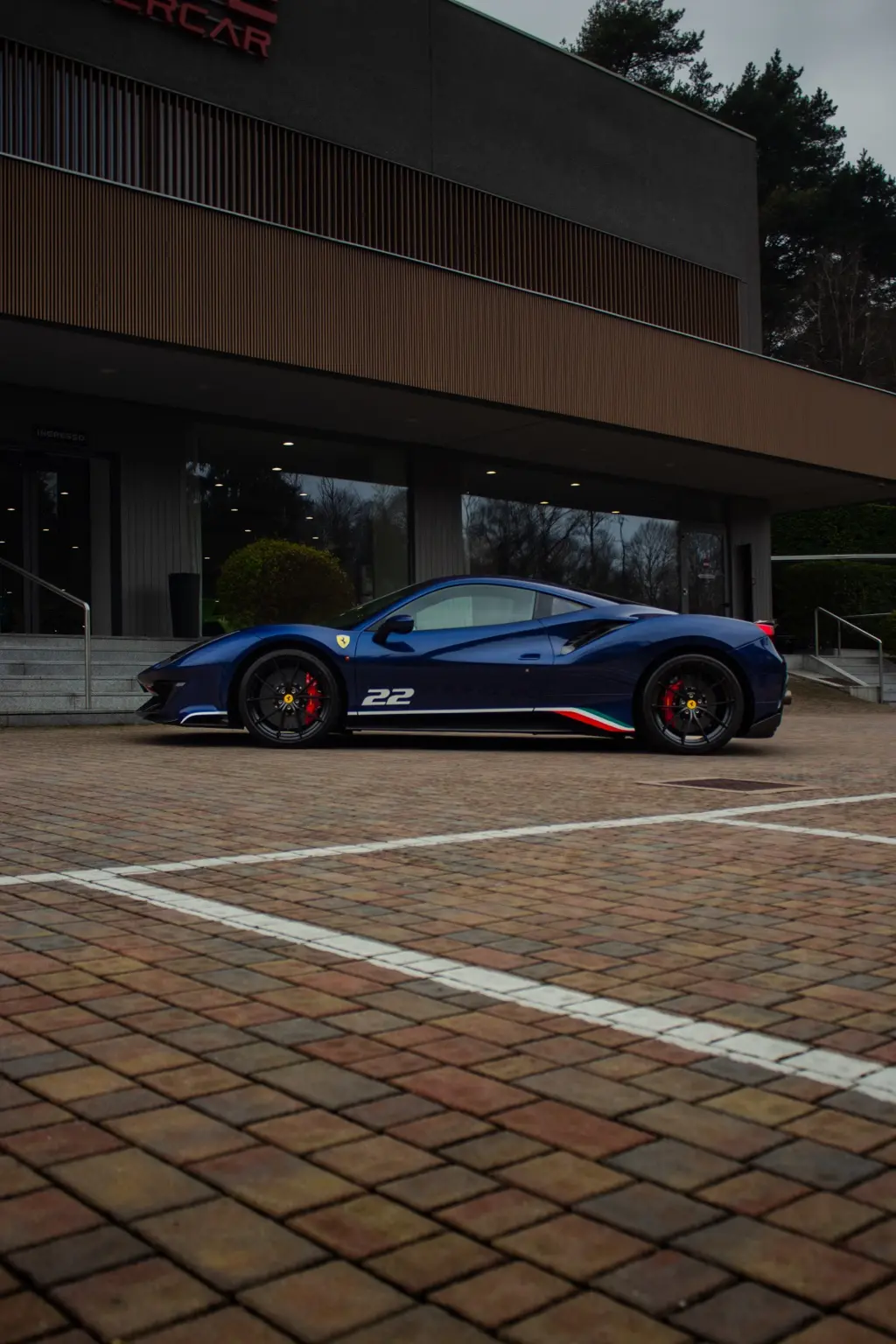 Profilo laterale della Ferrari 488 Pista davanti al concessionario