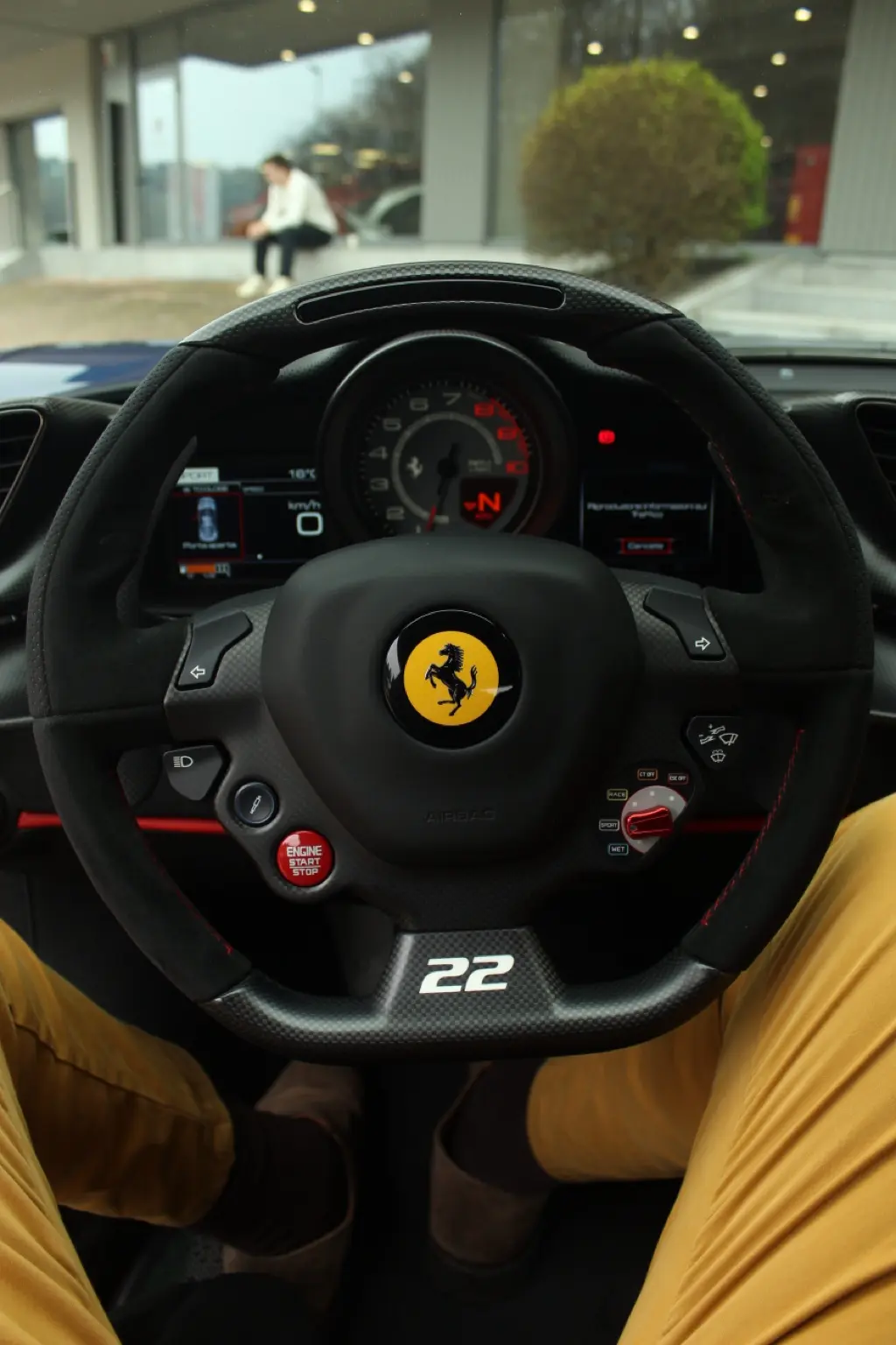 Volante Ferrari con il numero 22