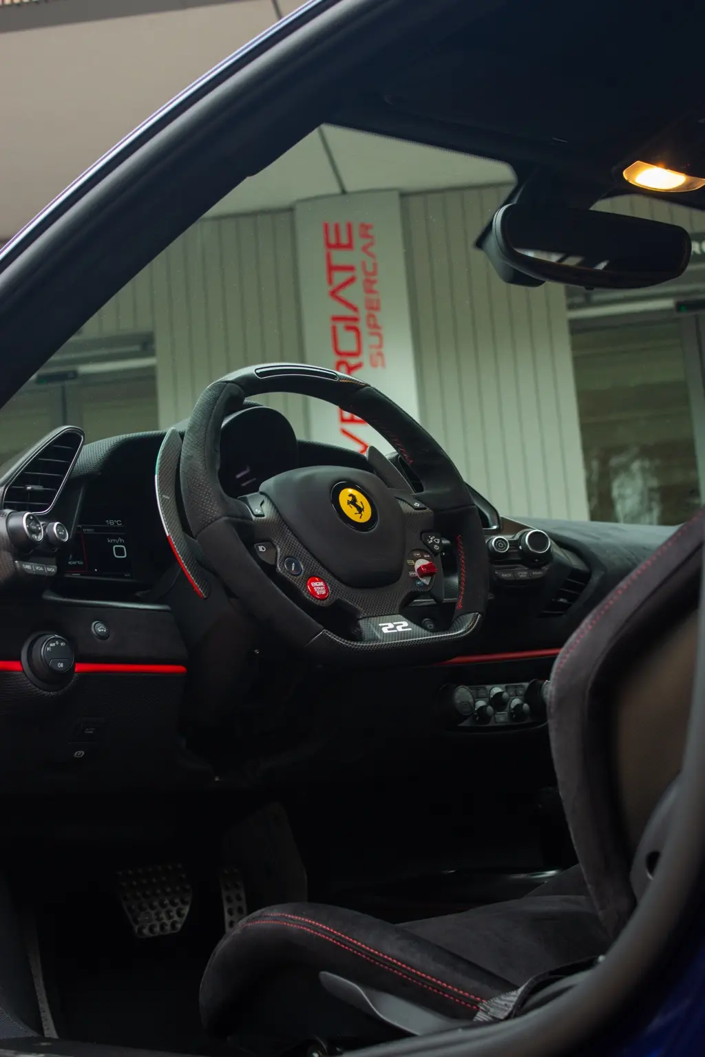 Abitacolo della Ferrari 488 Pista