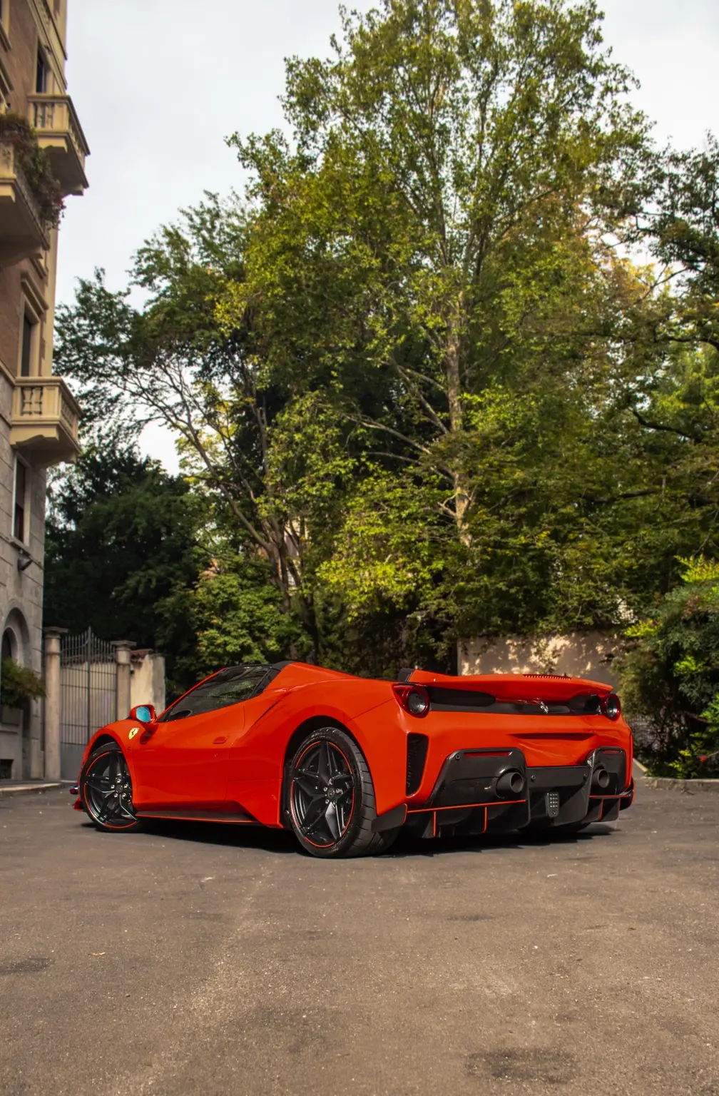 Rear three-quarter portrait of the Ferrari