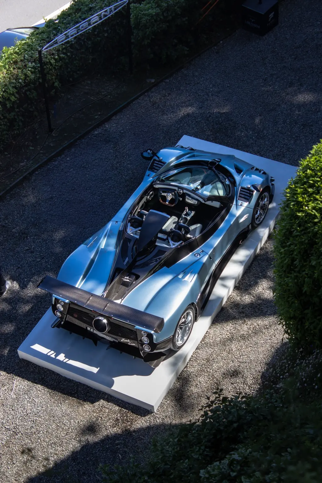 Pagani Zonda esposta nei giardini sul Lago di Como, vista dall’alto