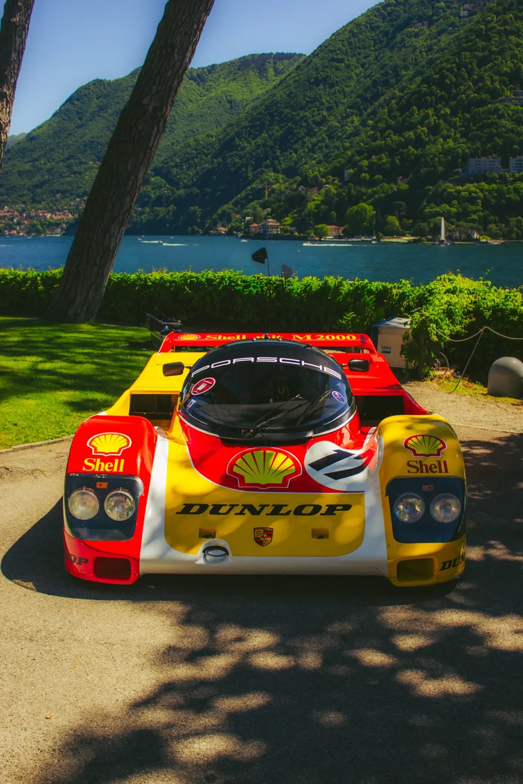 Prototipo da endurance giallo e rosso affacciato sul lago