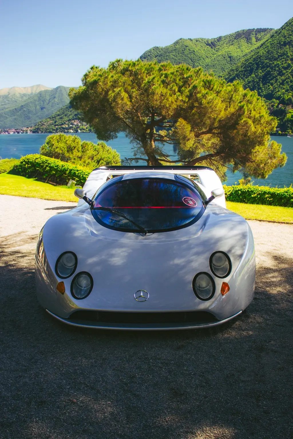 Automobile sportiva bianca fotografata frontalmente sul Lago di Como