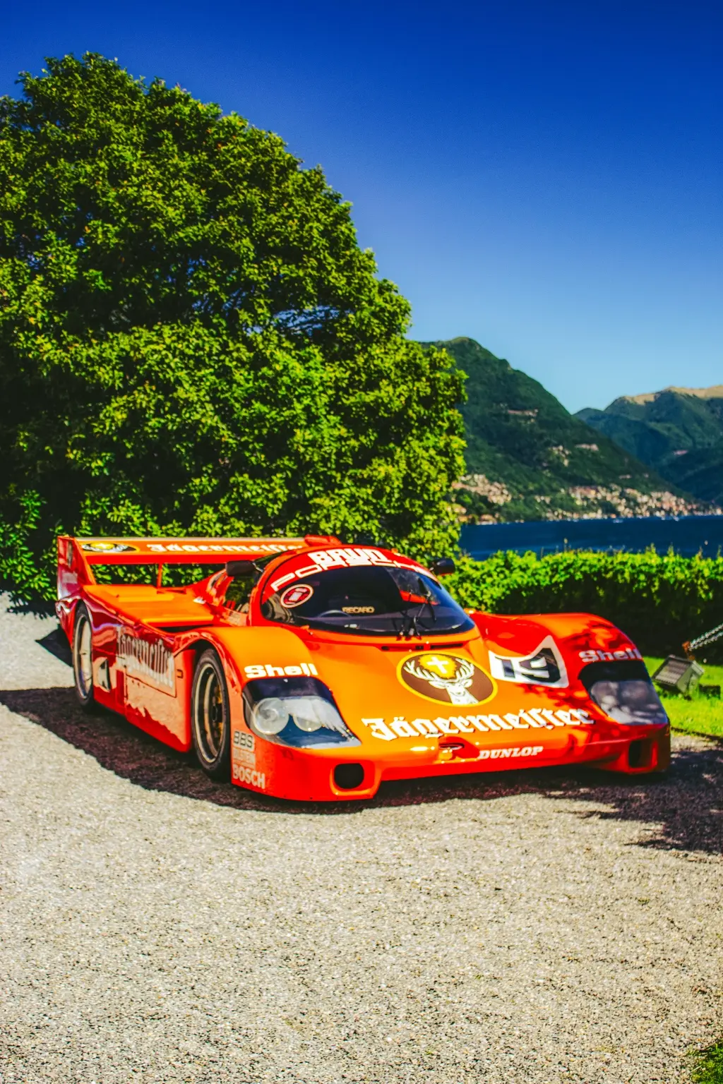 Prototipo da corsa rosso esposto davanti al lago