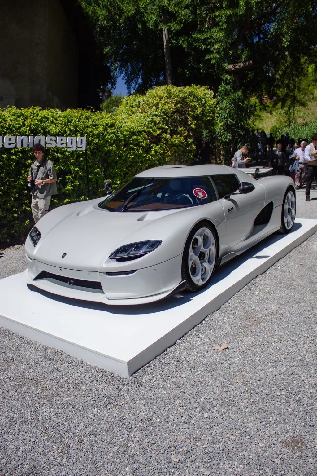 Supercar bianca degli anni Novanta esposta nei giardini