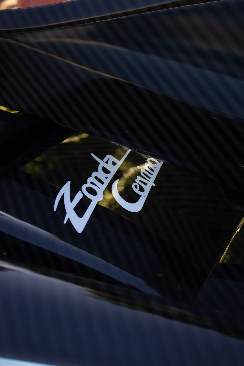 Dettaglio in fibra di carbonio con scritta Zonda Cinque