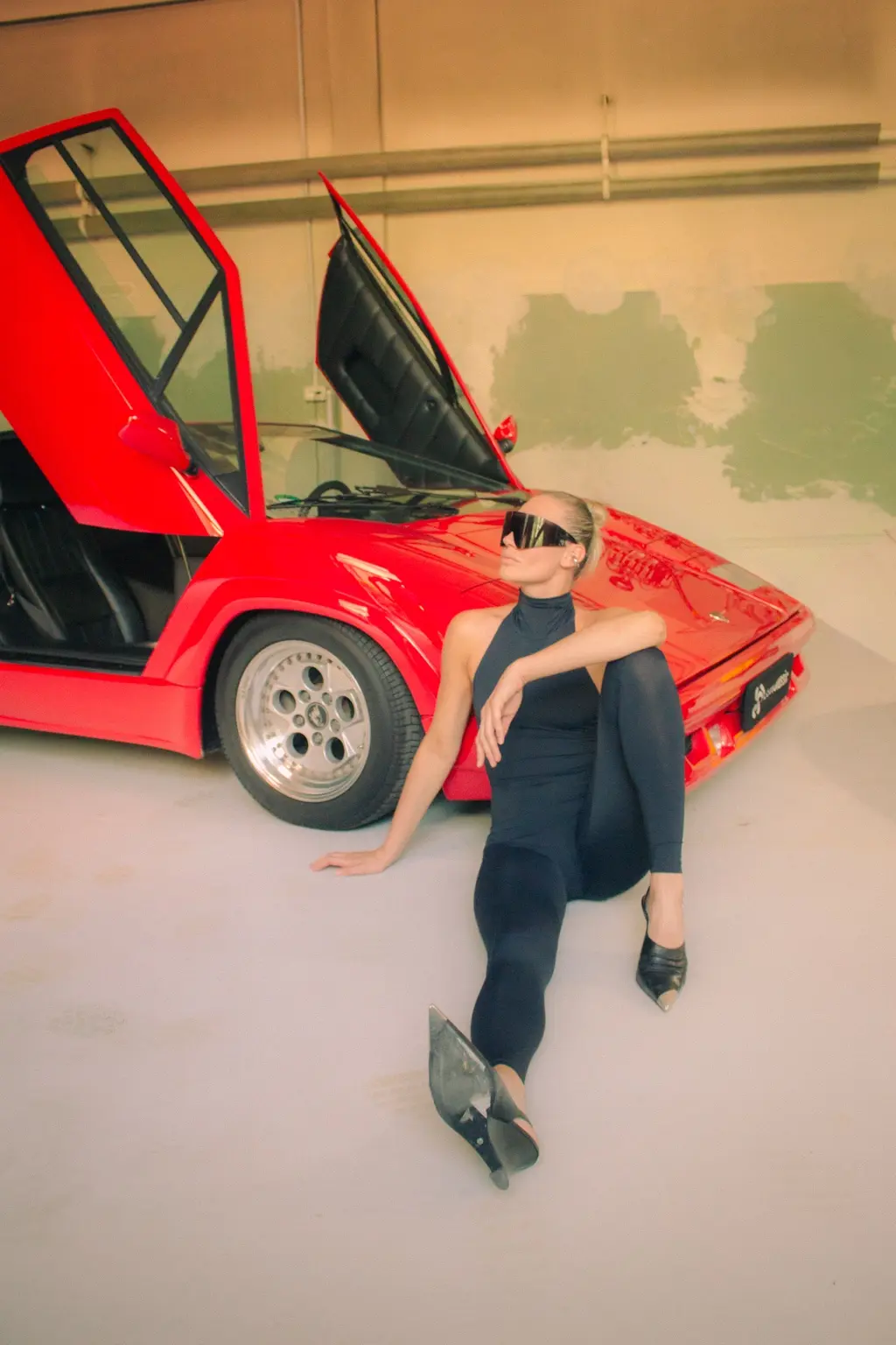 Alyona con una Lamborghini Countach 25th Anniversary rossa a Milano