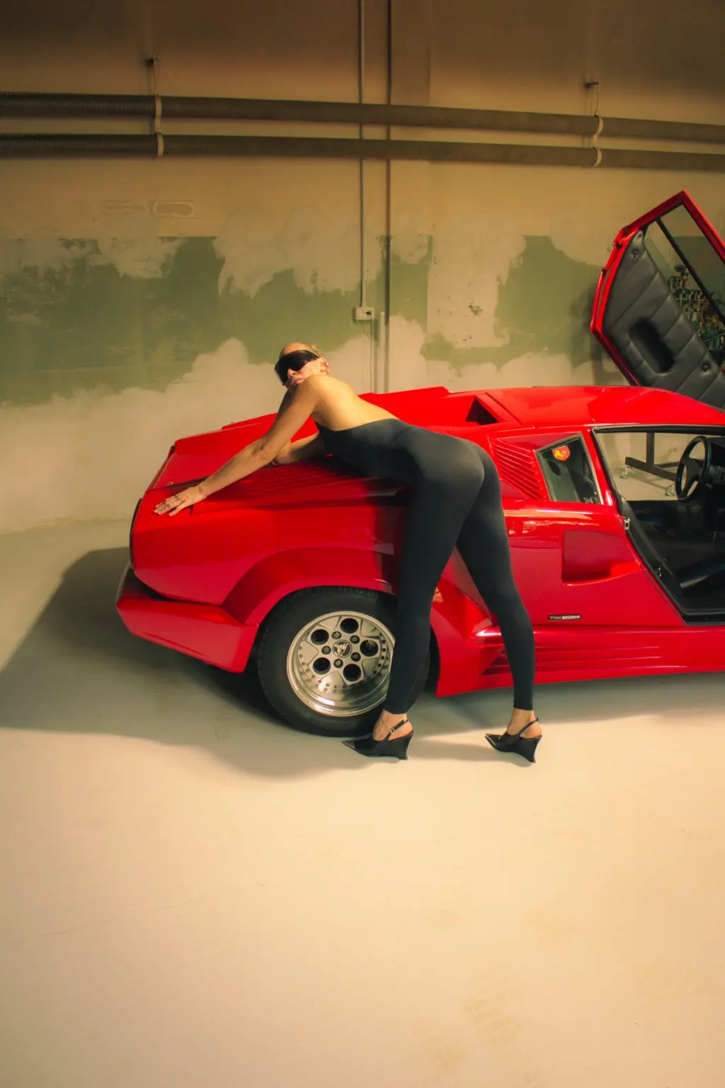 Alyona leaning across the Countach rear bodywork
