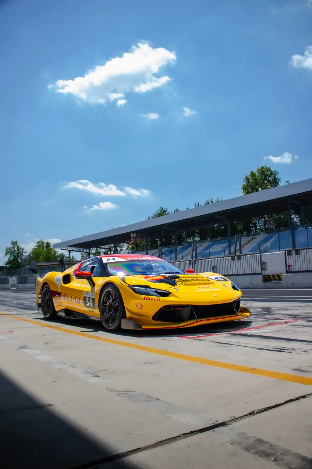 GT storica nella pit lane di Monza