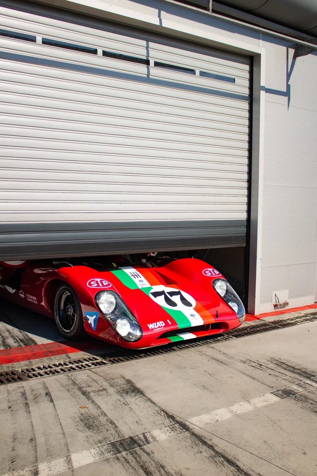 Prototipo storico rosso affacciato dal garage