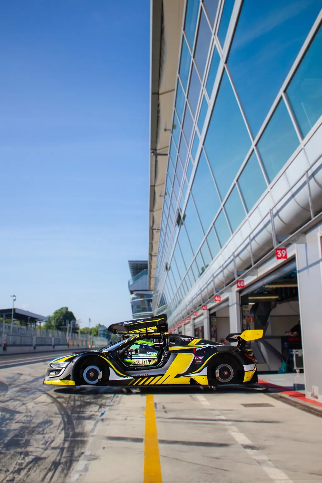 Prototipo da competizione fermo davanti ai box