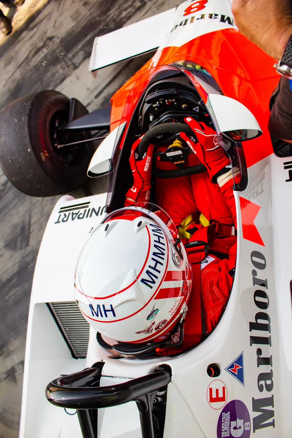 Pilota seduto nell’abitacolo di una Formula 1 storica