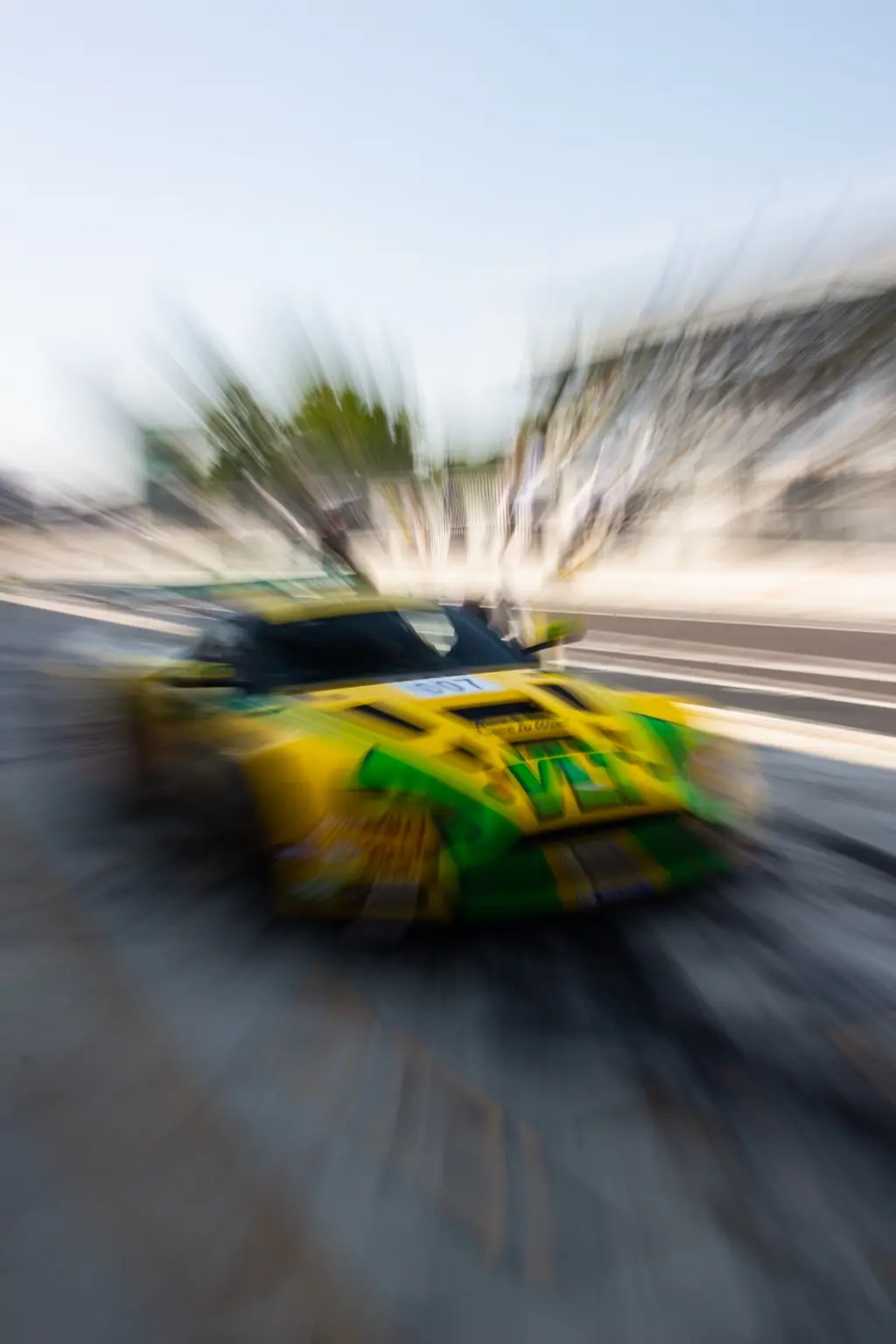 GT numero 007 fotografata in movimento nella pit lane