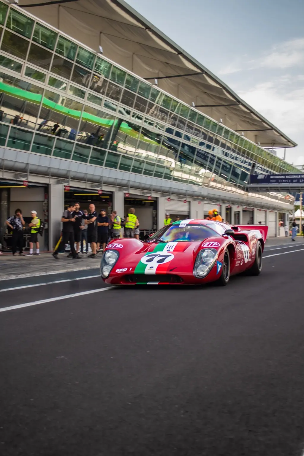Prototipo Endurance rosso percorre la pit lane