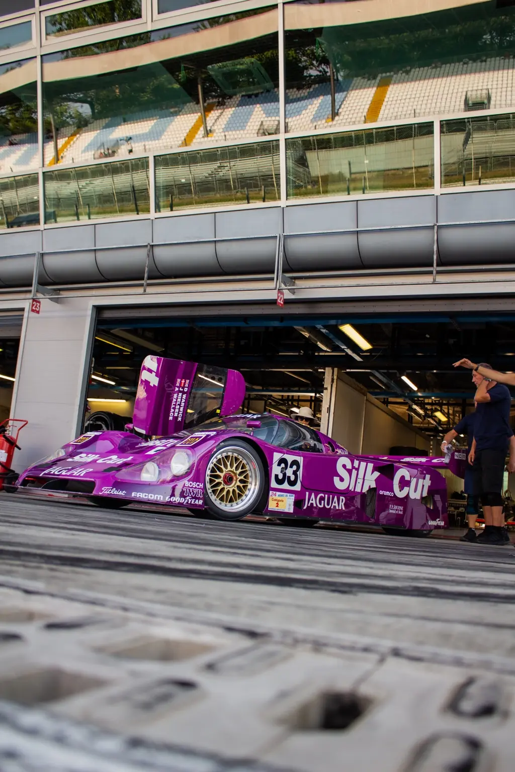 Jaguar XJR-14 Silk Cut numero 33 davanti al garage