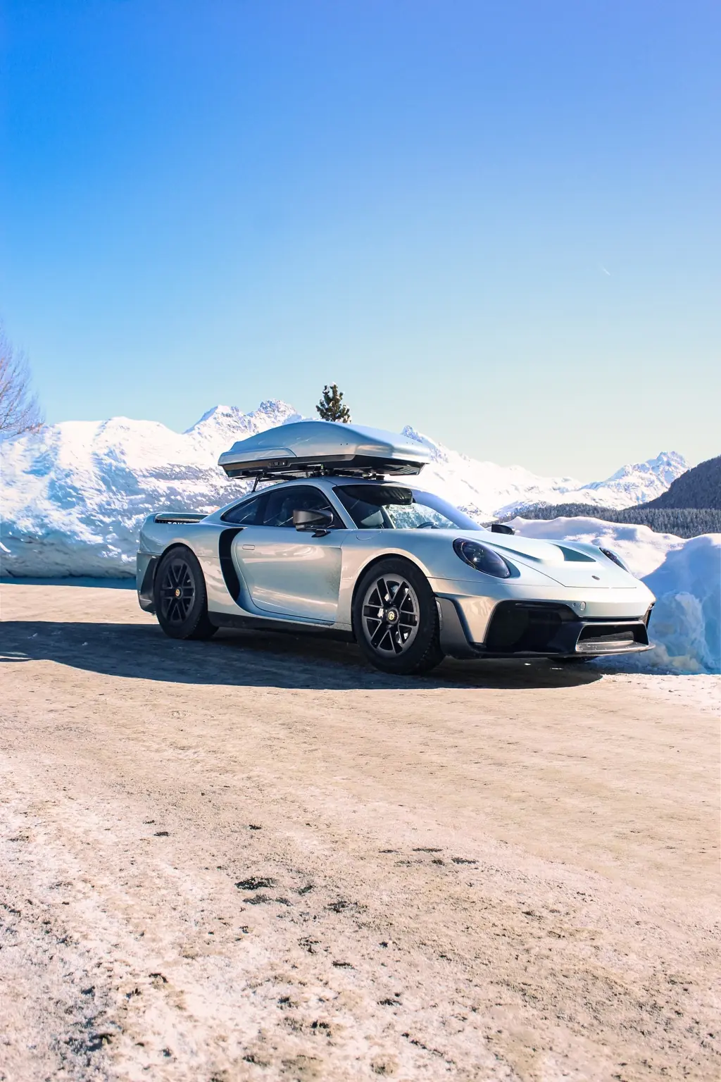 Granturismo argentata tra neve e montagne