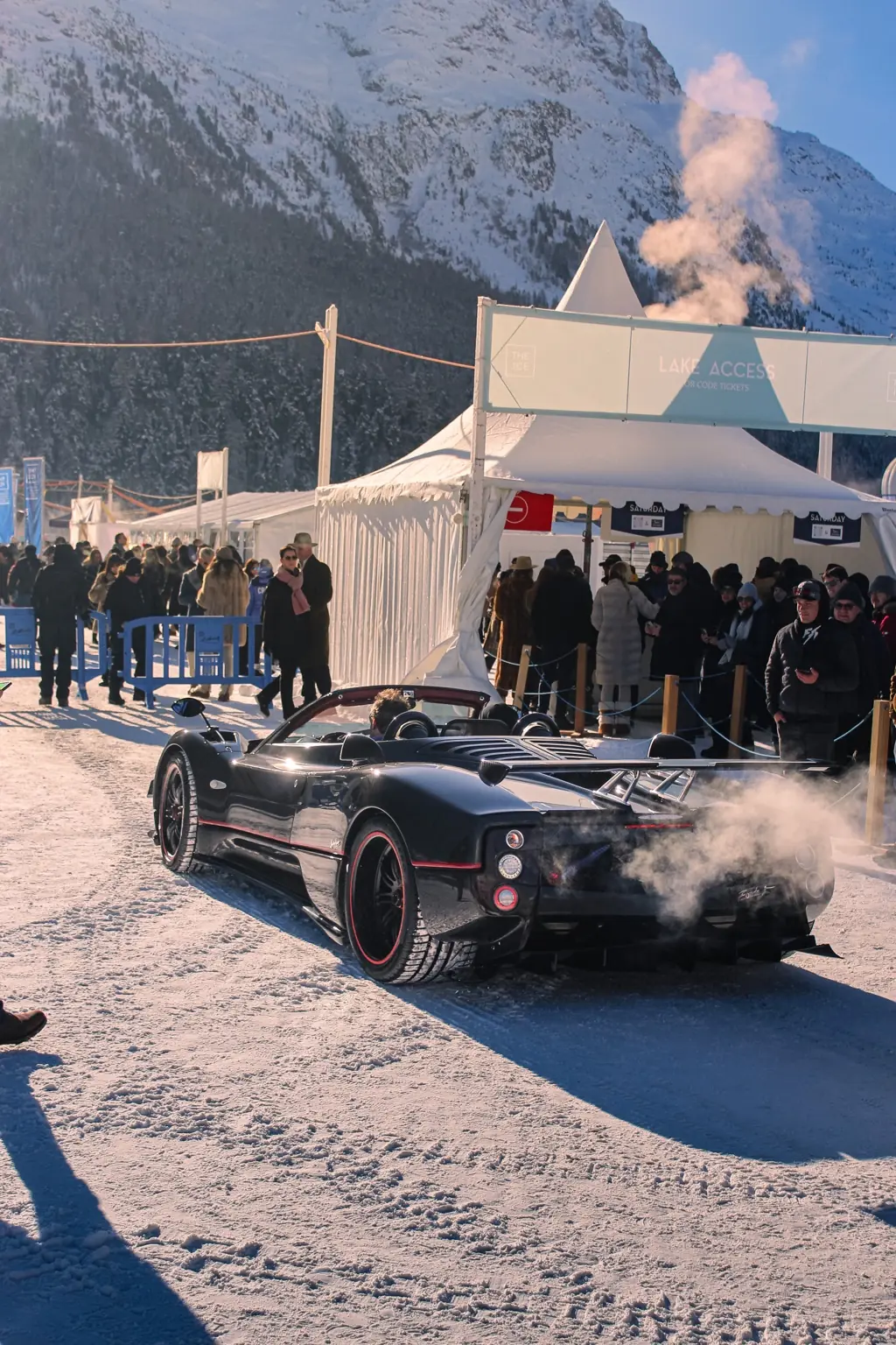 Vettura sportiva nel paddock innevato