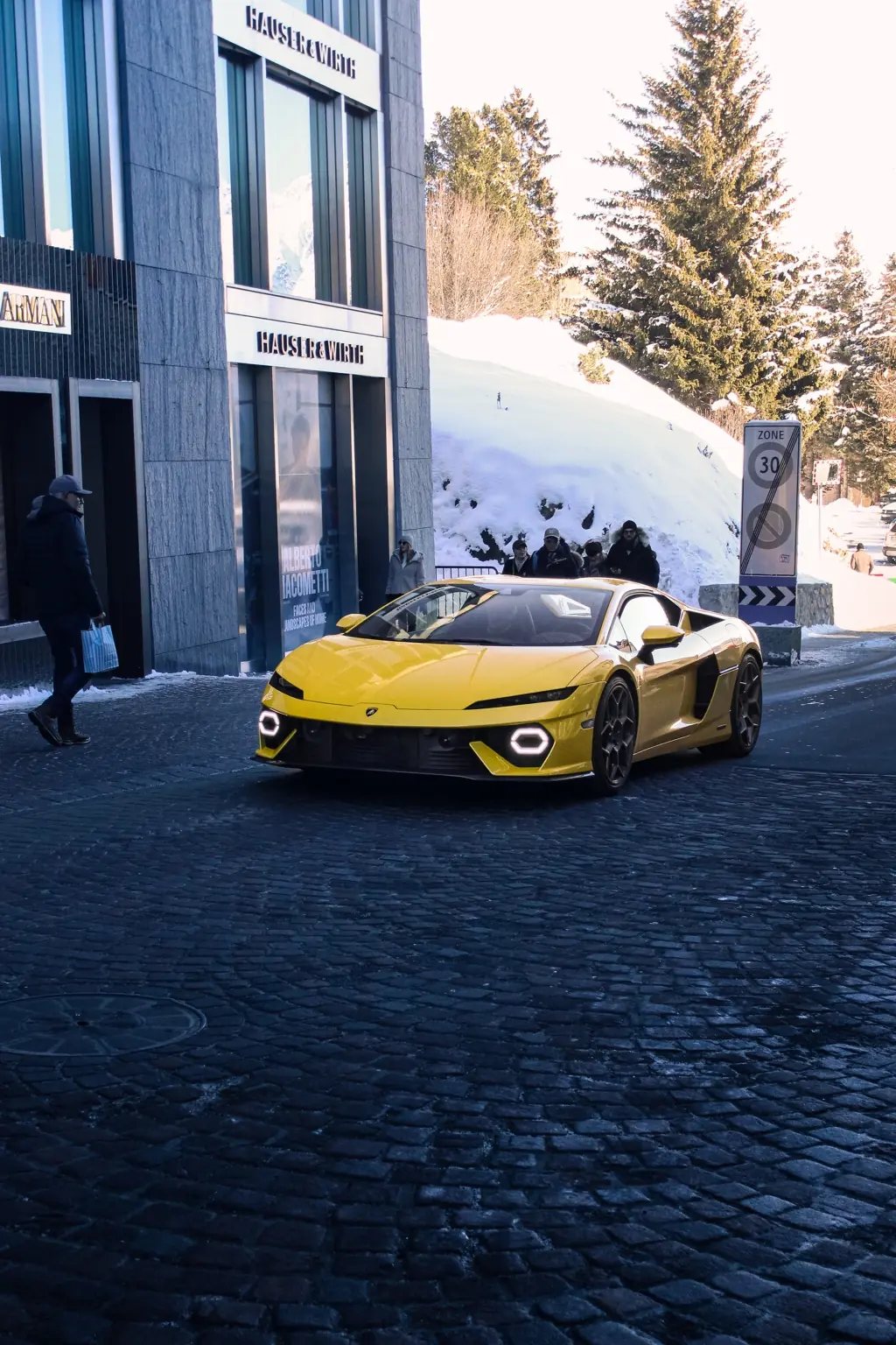 Lamborghini gialla sulle strade di St. Moritz
