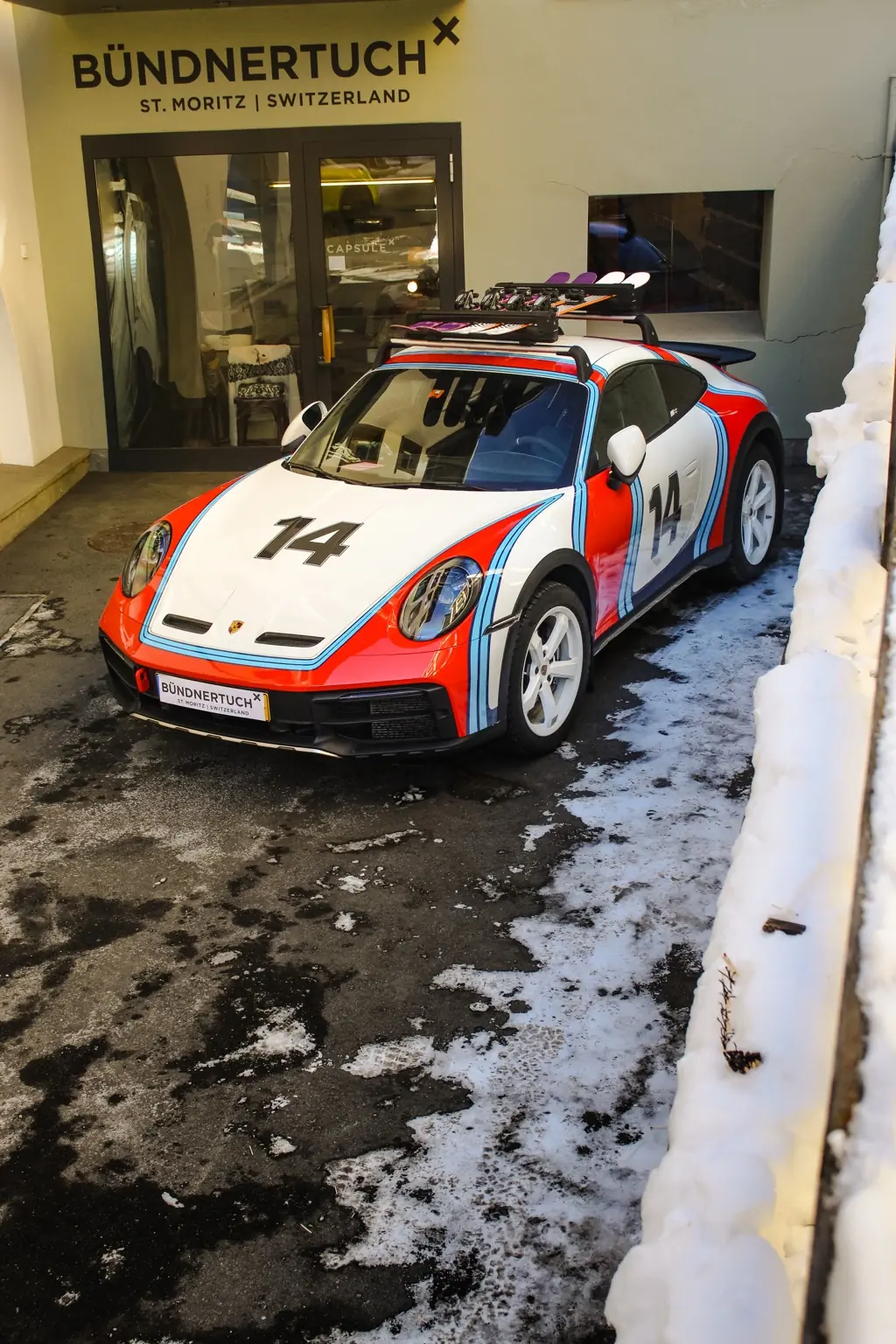 Porsche da rally numero 14 nella neve
