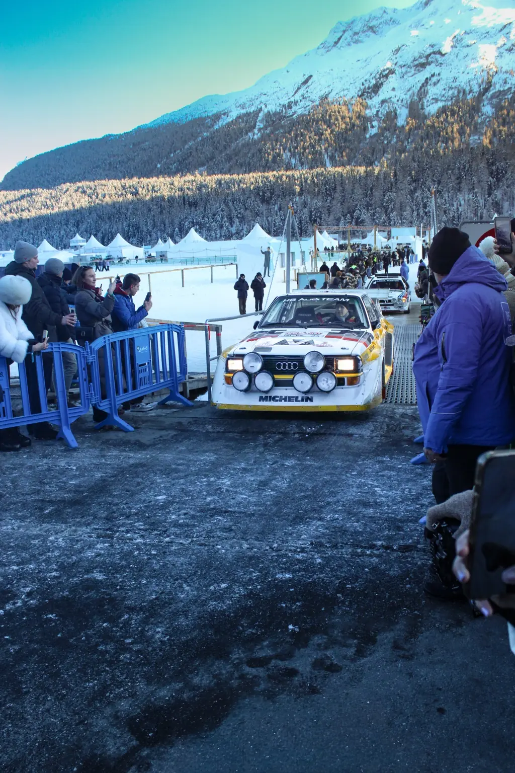Vettura da rally arriva al lago ghiacciato