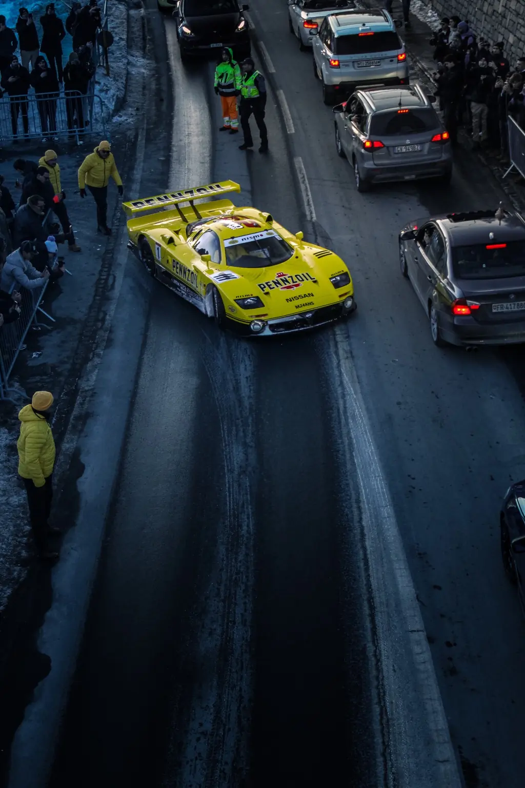Vettura da competizione gialla in convoglio