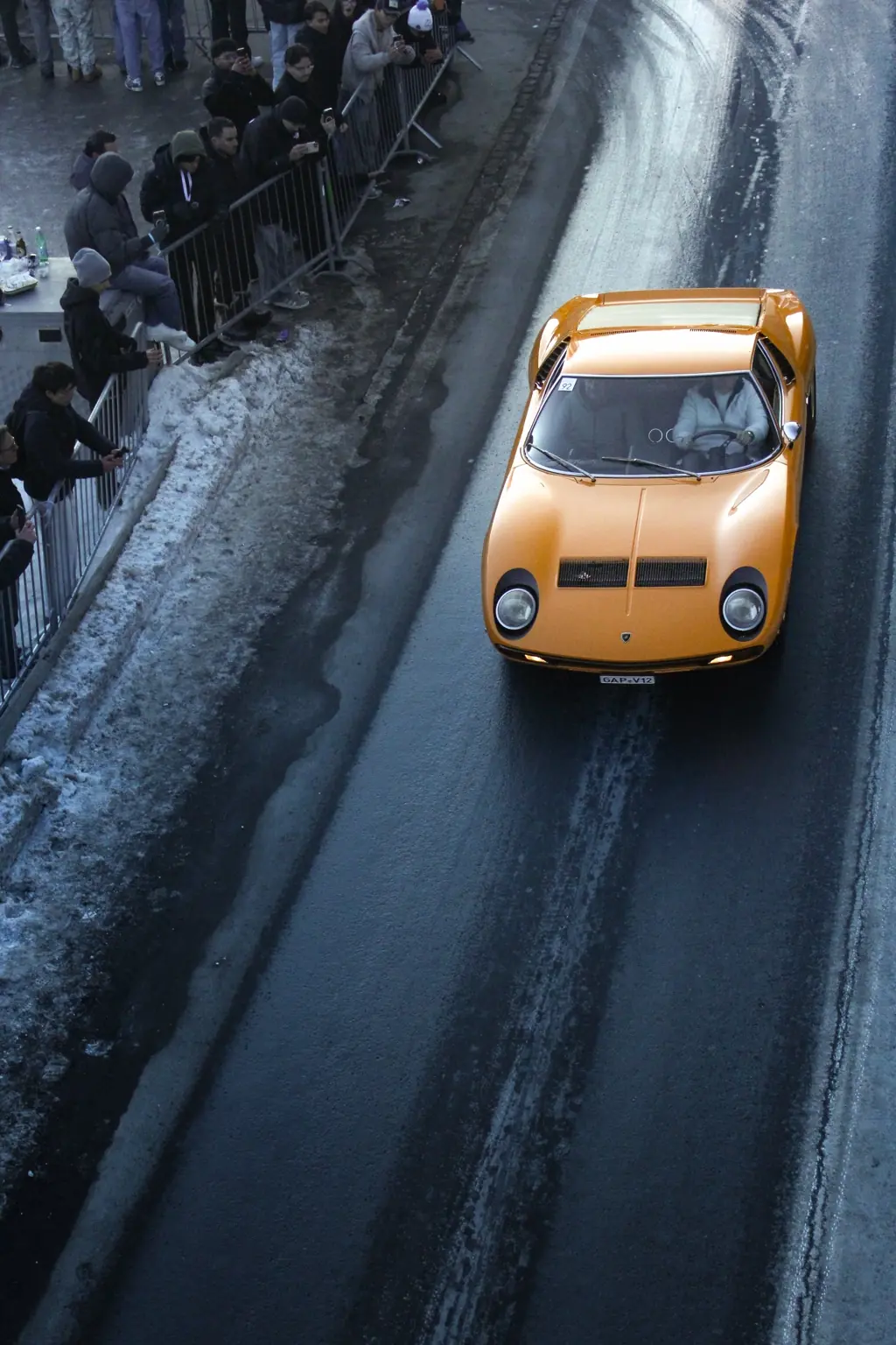 Lamborghini Miura arancione fotografata dall’alto