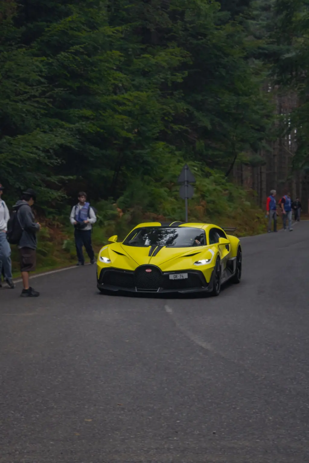 Supercar gialla passa davanti al pubblico