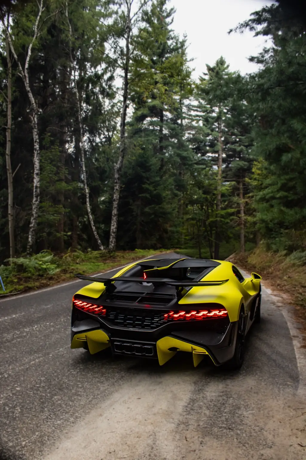 Supercar gialla e nera vista da dietro