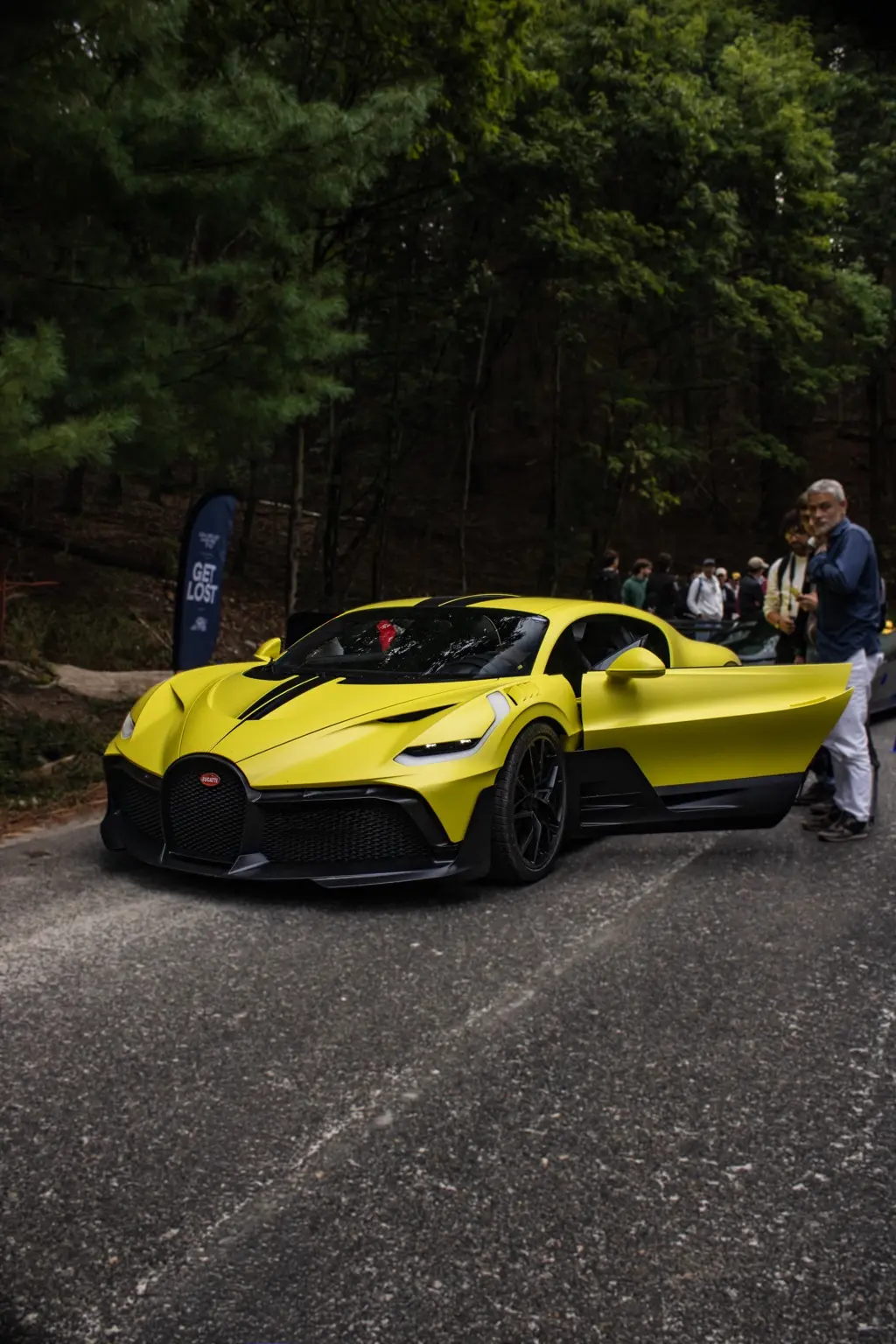 Supercar gialla e nera ferma lungo la salita