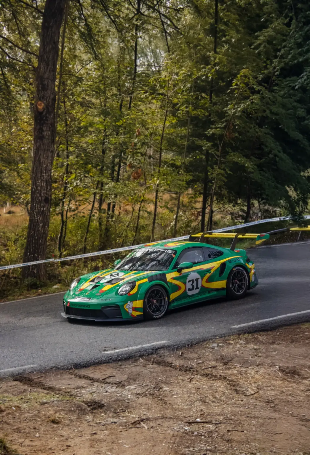 Auto da corsa verde e gialla in movimento