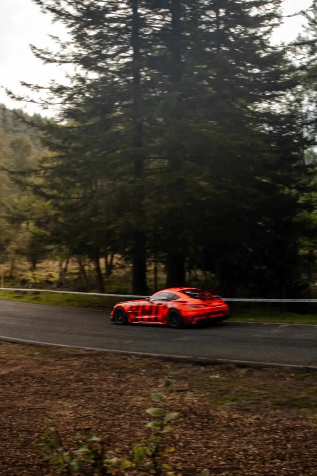 Sportiva rossa fotografata in panning