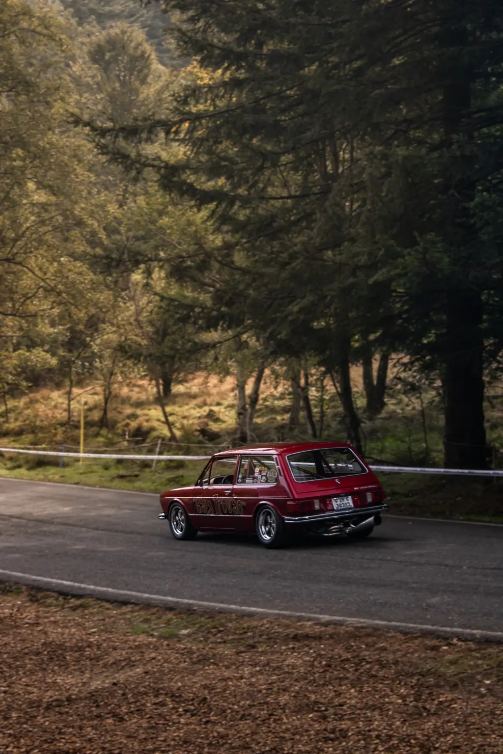 Auto da rally storica rossa sul percorso