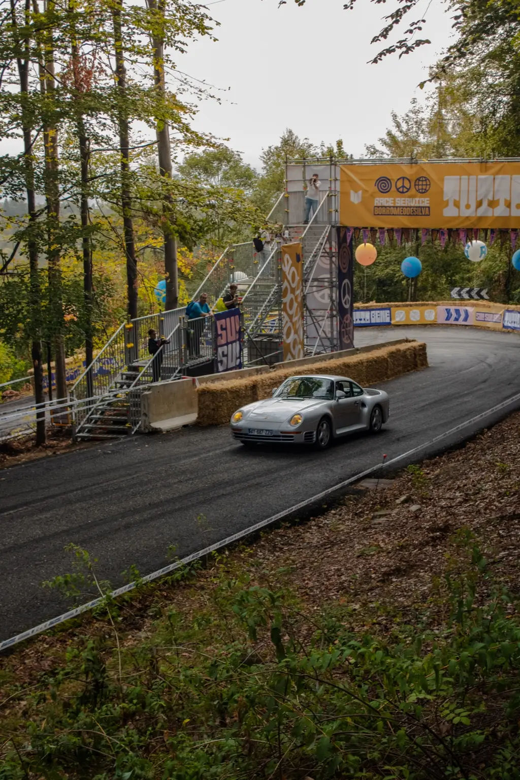 Auto classica argentata all’arrivo