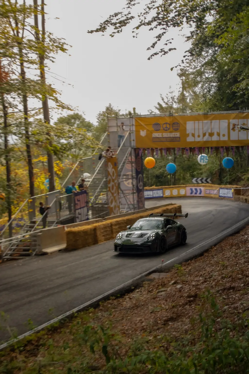 Sportiva scura raggiunge l’arrivo
