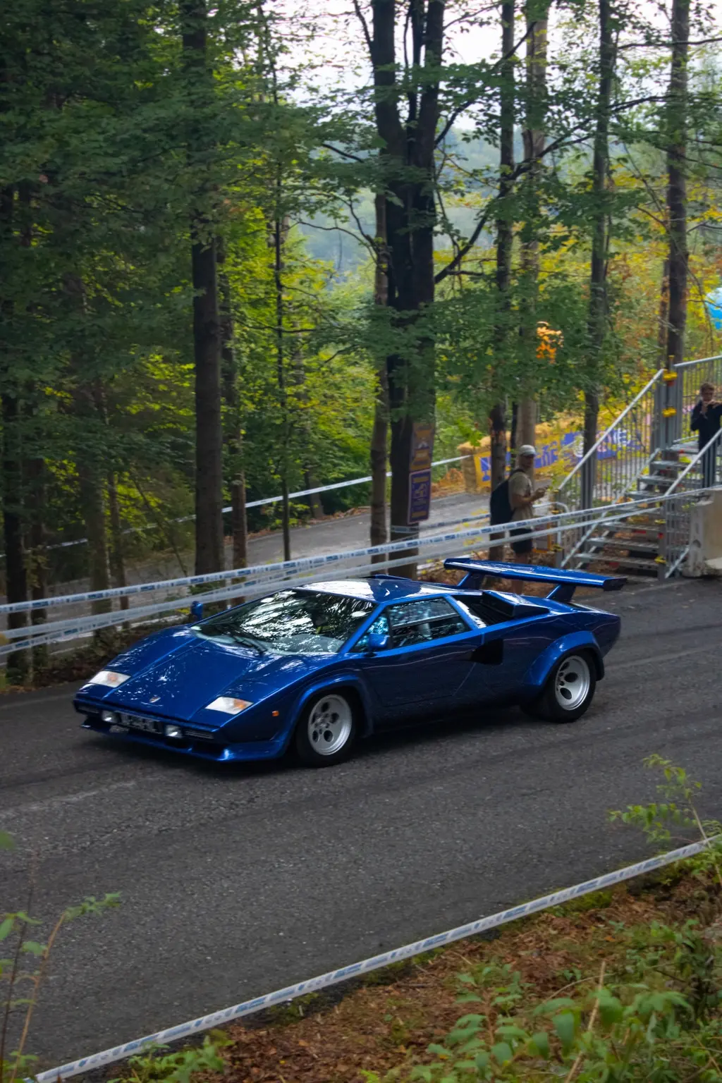 Coupé classica blu all’arrivo