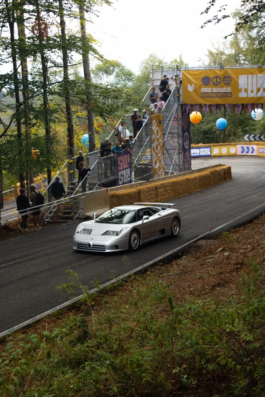 Porsche bianca raggiunge il traguardo